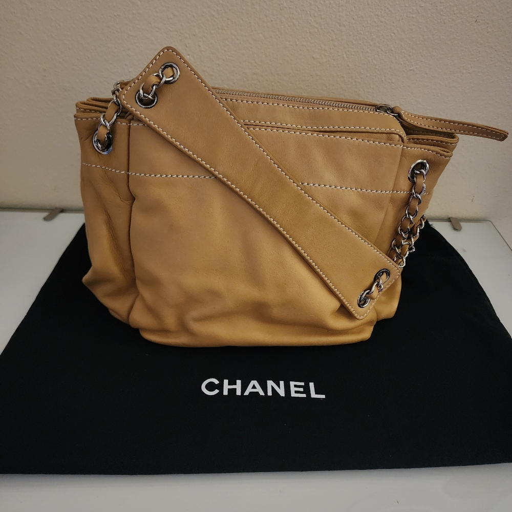CHANEL Beige Lambskin - Picture 2 of 16
